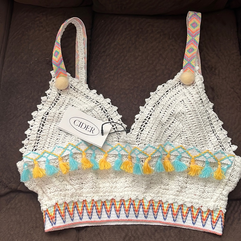 I’m selling this tank top brand cider color, white yellow multicolor